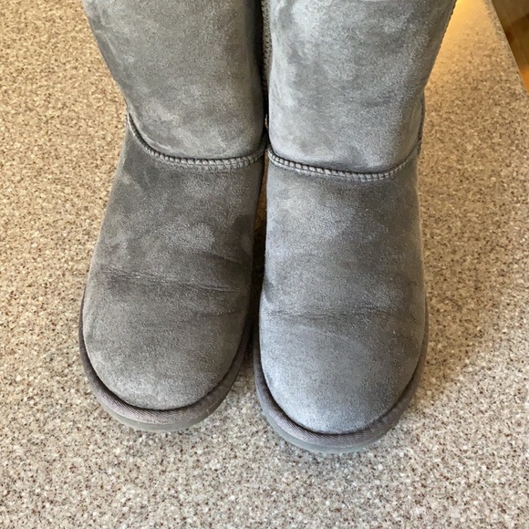 UGGS - Picture 4 of 4